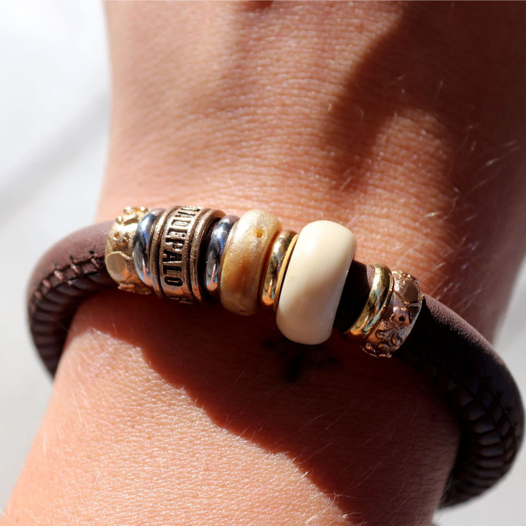 Pulsera mujer Jessie de cuero con resinas marrón y beige