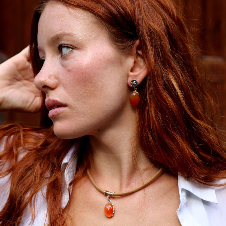 Collar Mujer Rin de cuero camel y colgante de cornalina