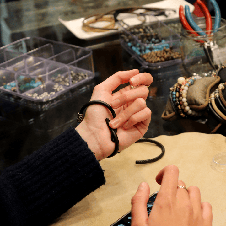 Taller artesanal de joyas en Barcelona acompañado de vino y tapas