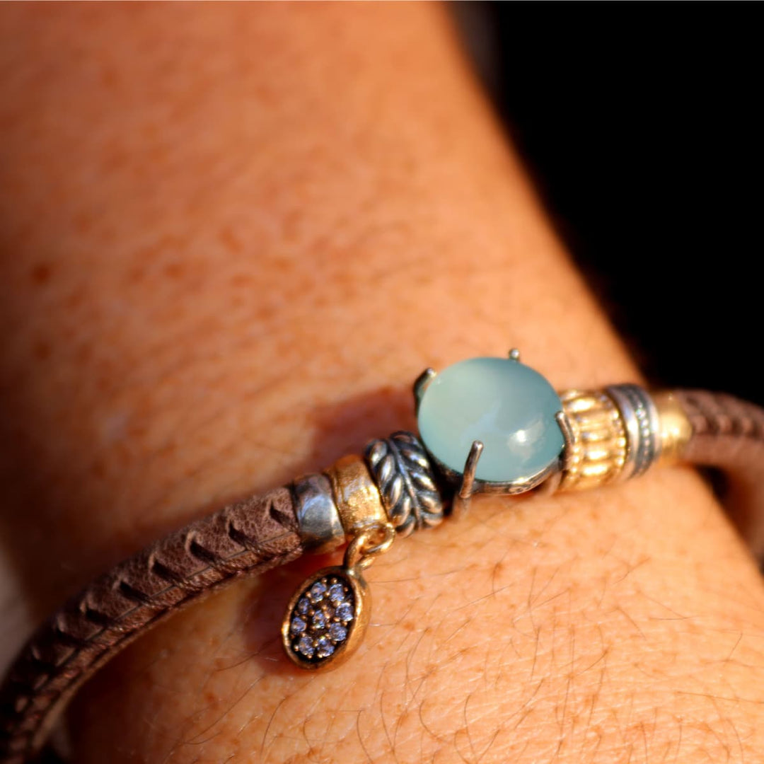 Pulsera Mujer Tsuki de cuero y calcedonia verde