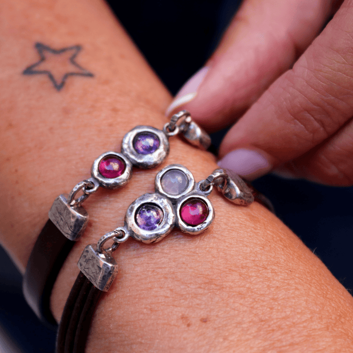 Satori Damen-Lederarmband aus 925er Silber mit Rubin, Rose und Amethyst.