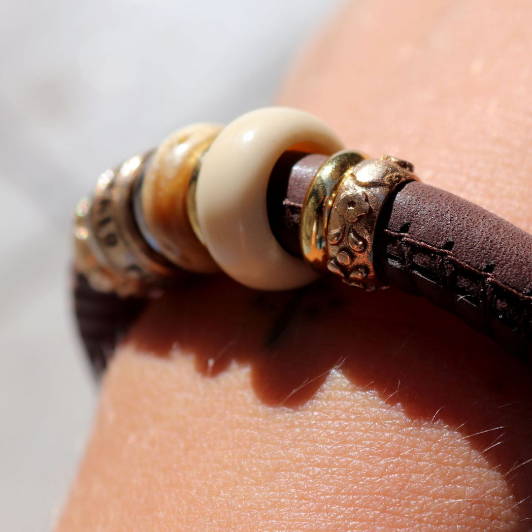 Pulsera mujer Jessie de cuero con resinas marrón y beige