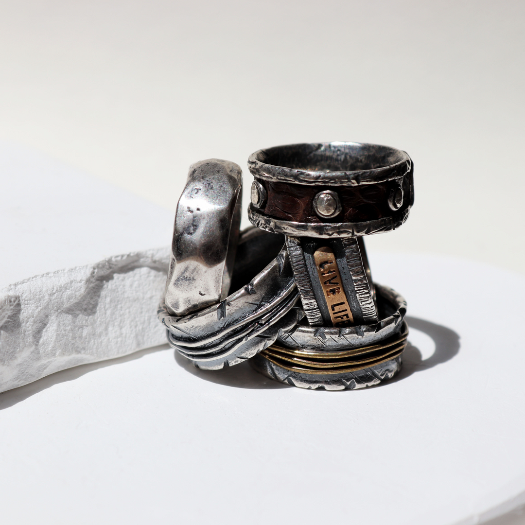 Anillo Hombre Rakka de plata con hilos de bronce