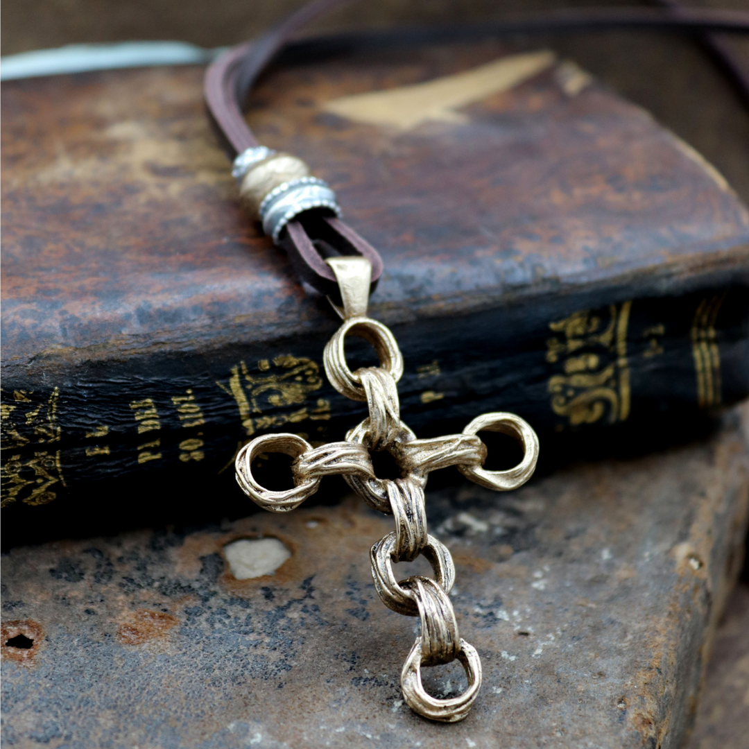Collar Hombre Kagehana de cuero con cruz de bronce