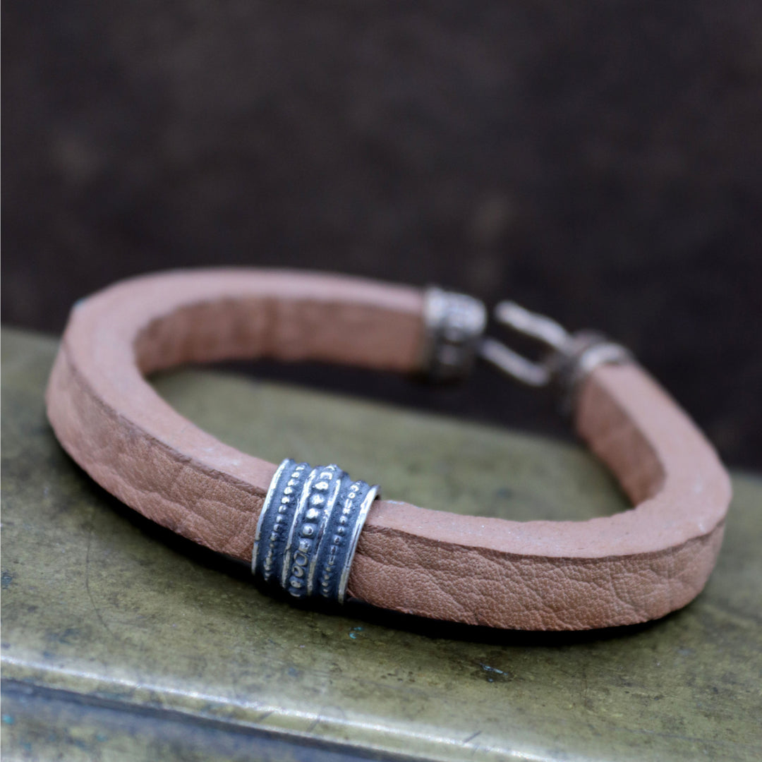 Pulsera Hombre Jisei de cuero marrón y centro de plata 925