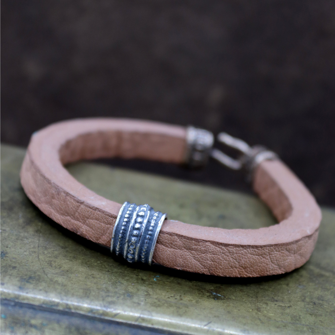 Pulsera Hombre Jisei de cuero marrón y centro de plata 925