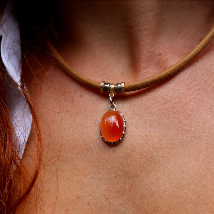 Collar Mujer Rin de cuero camel y colgante de cornalina