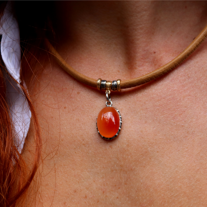 Damen-Rheinkette aus Kamelleder und Karneol-Anhänger