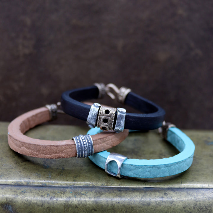 Pulsera hombre Hakai de cuero azul con círculo de plata 925