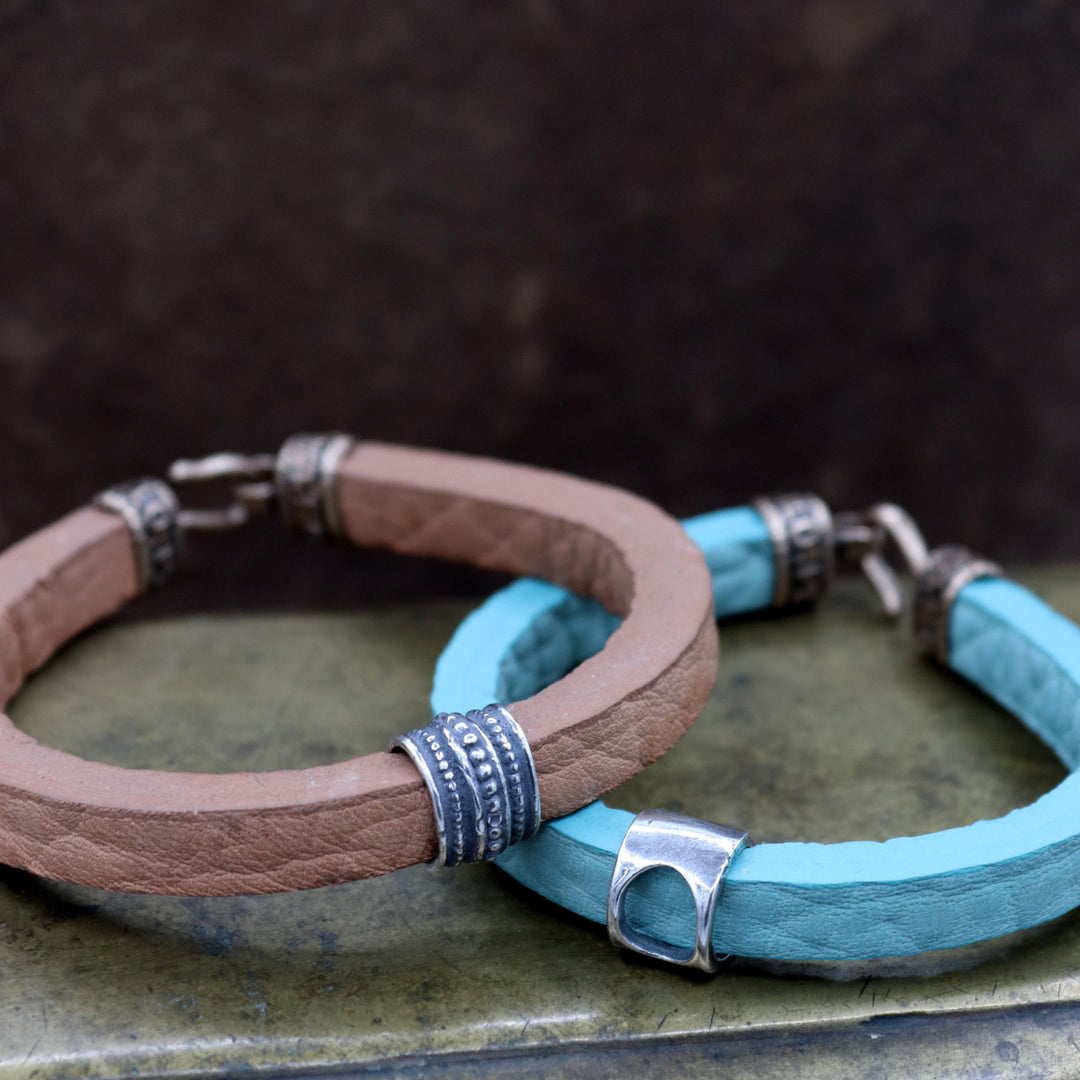Pulsera hombre Hakai de cuero azul con círculo de plata 925