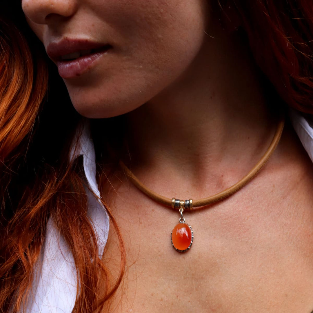 Collar Mujer Rin de cuero camel y colgante de cornalina