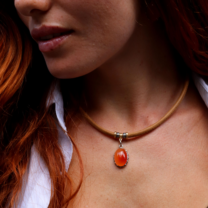 Damen-Rheinkette aus Kamelleder und Karneol-Anhänger