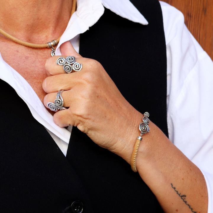 Yugen women's leather bracelet with two 925 silver spirals