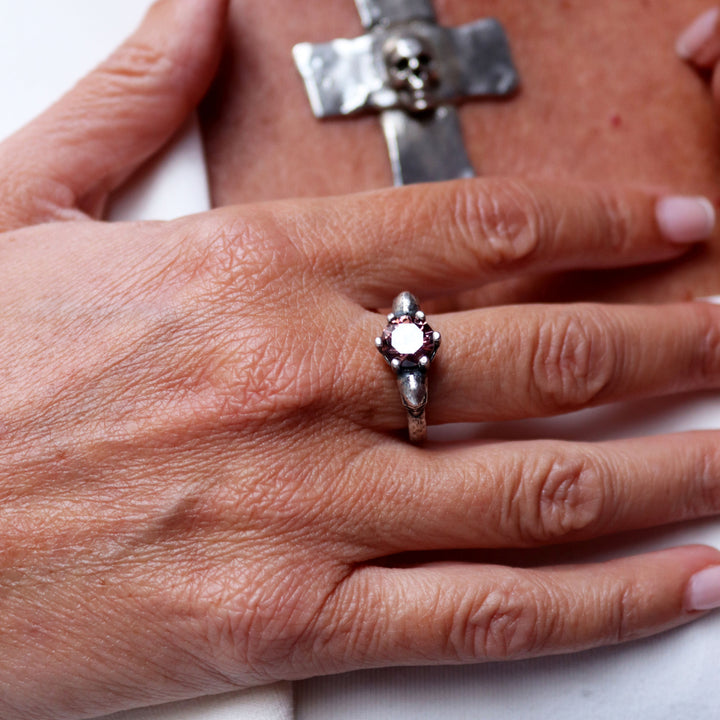 Izanami ring with two skulls in 925 silver and garnet stone