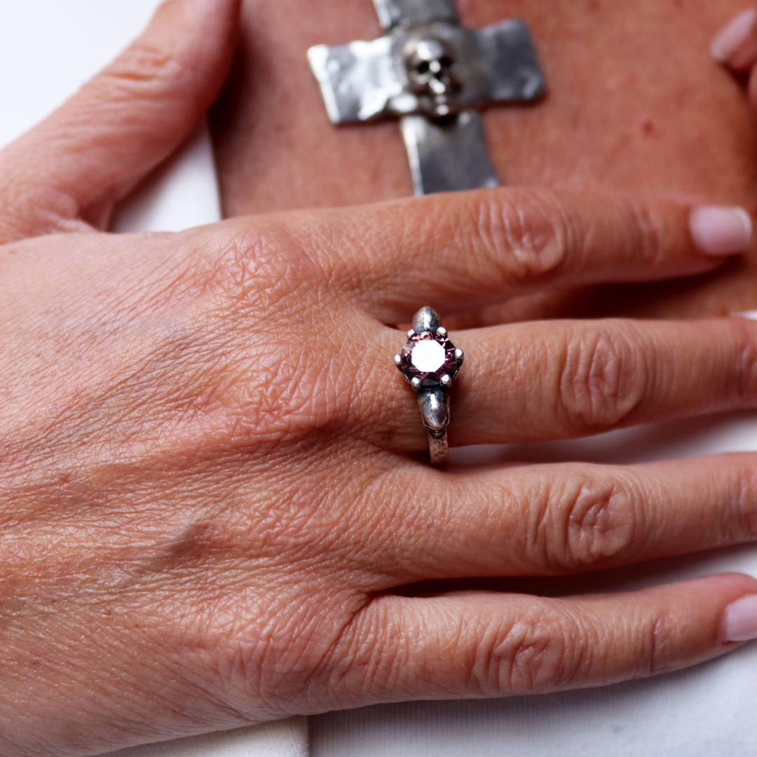 Izanami-Ring mit zwei Totenköpfen aus 925er Silber und Granatstein