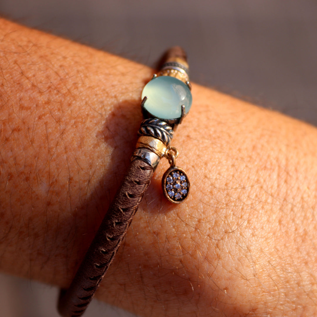 Pulsera Mujer Tsuki de cuero y calcedonia verde