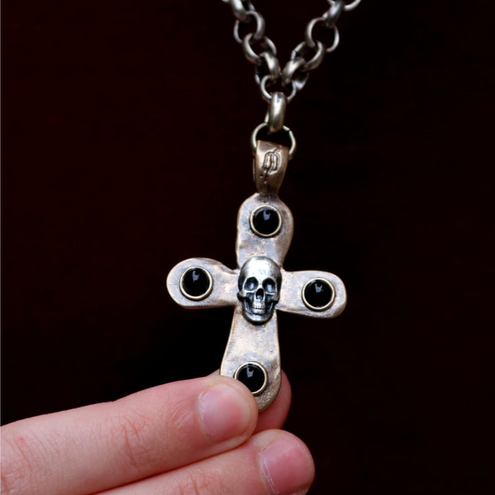 Collar Barrow Calavera Signature con cruz de bronce y ónix