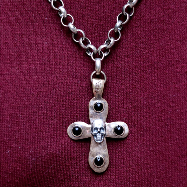 Collar Barrow Calavera Signature con cruz de bronce y ónix
