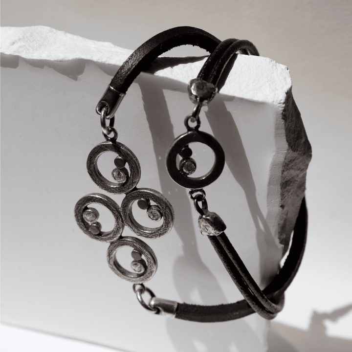 Damen-Lederarmband mit 925er Silberspiralen und bronzenen Punkten