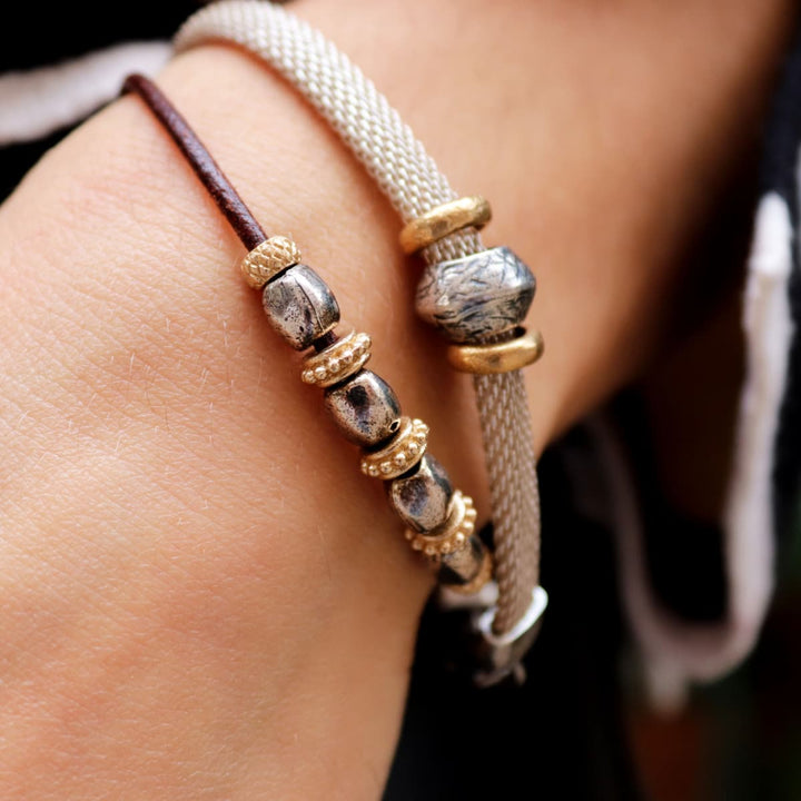 Pulsera Mujer Kojin de cuero fino con óvalos de plata 925 y cuentas de bronce