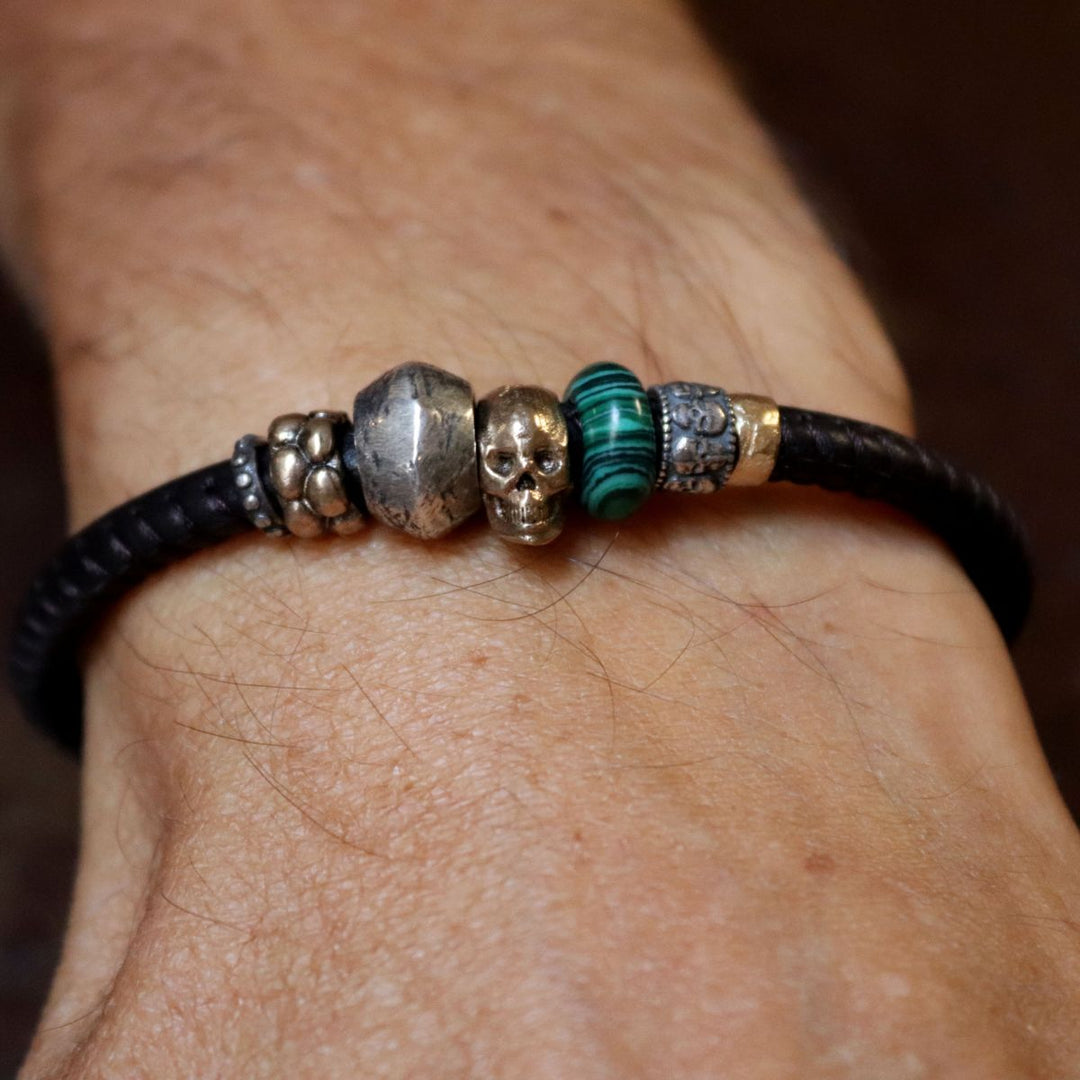 Pulsera Koshin de cuero con calavera de bronce y resina jade