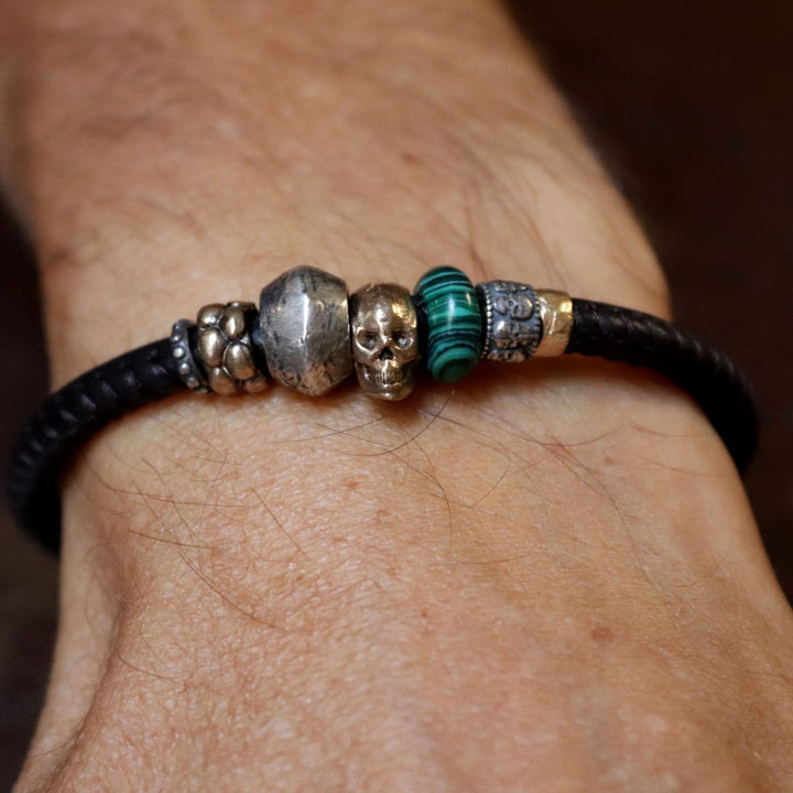 Pulsera Koshin de cuero con calavera de bronce y resina jade