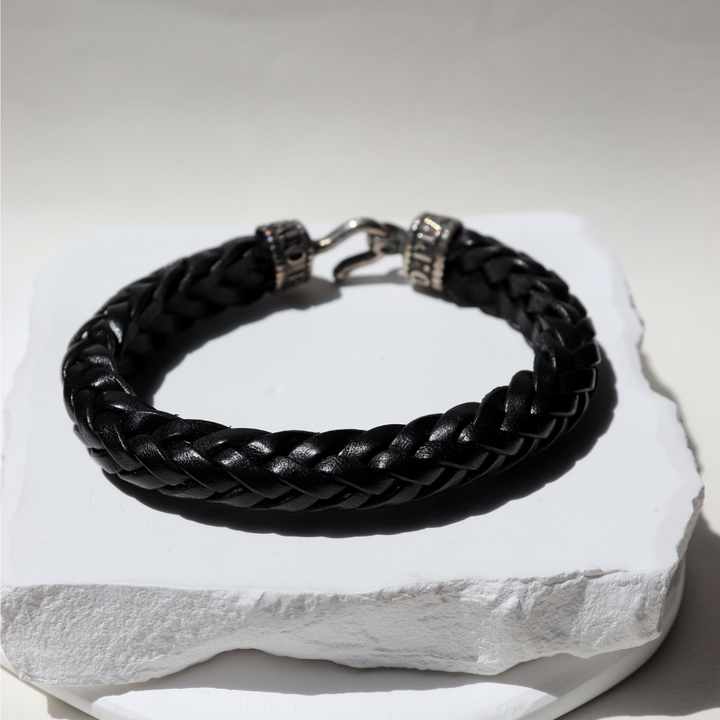 Utsuroi Men's Bracelet in Black Braided Leather