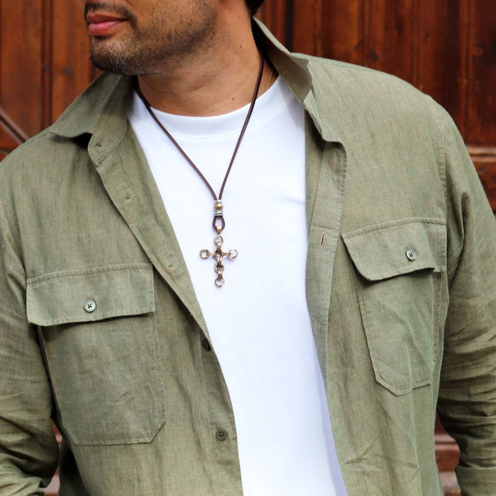 Collar Hombre Kagehana de cuero con cruz de bronce