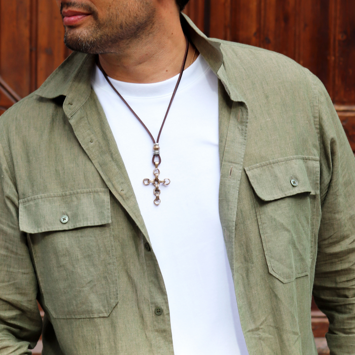 Collar Hombre Kagehana de cuero con cruz de bronce