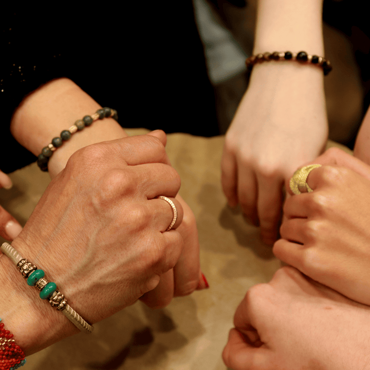 Taller artesanal de joyas en Barcelona acompañado de vino y tapas