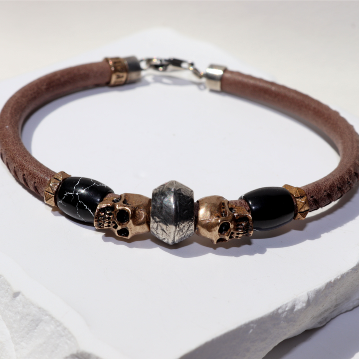 Kage No Hana Lederarmband mit bronzenen Totenköpfen und schwarzem Harz