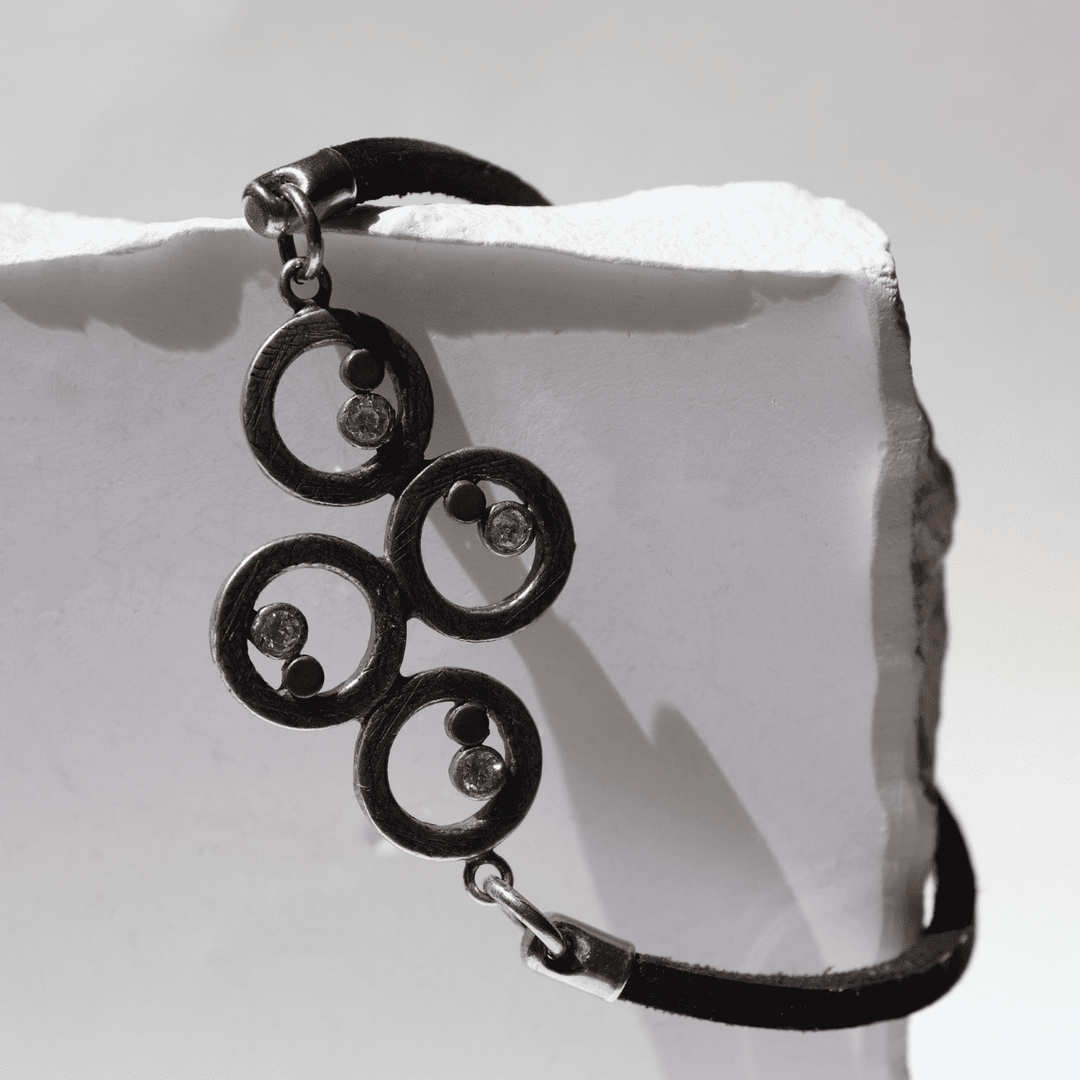 Damen-Lederarmband mit 925er Silberspiralen und bronzenen Punkten