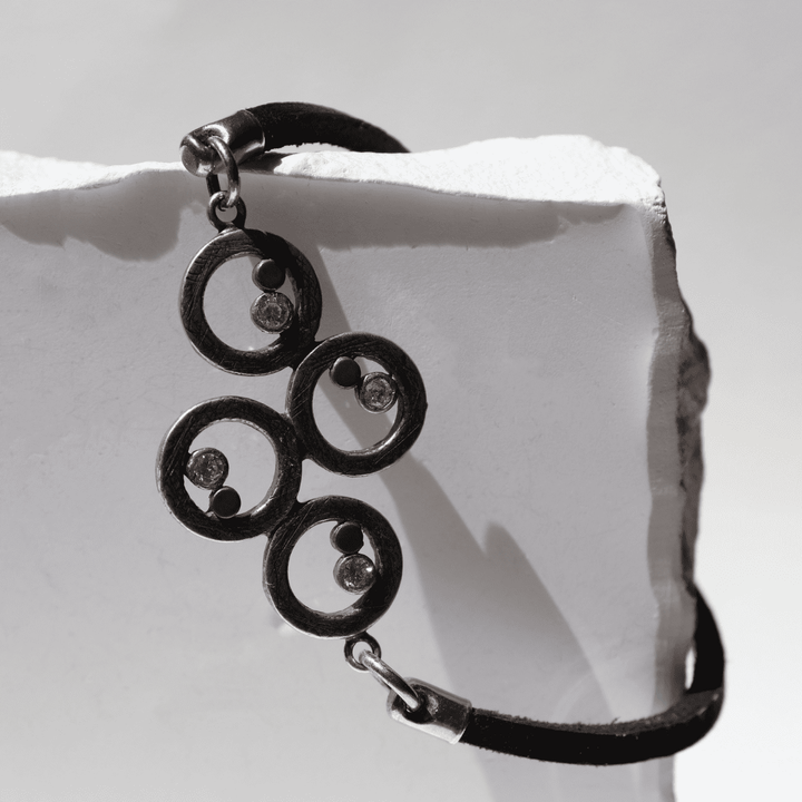 Damen-Lederarmband mit 925er Silberspiralen und bronzenen Punkten