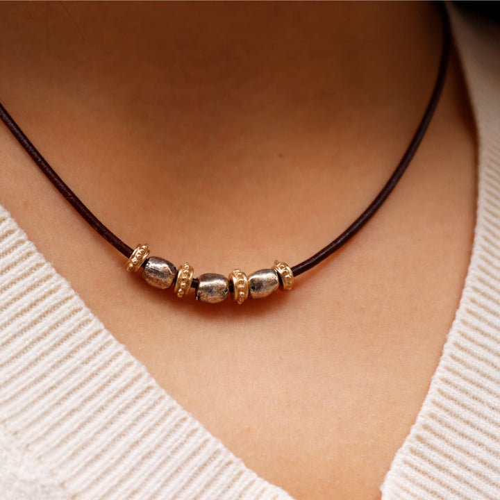 Collar Mujer Shiranami de cuero fino con óvalos de plata 925 y cuentas de bronce
