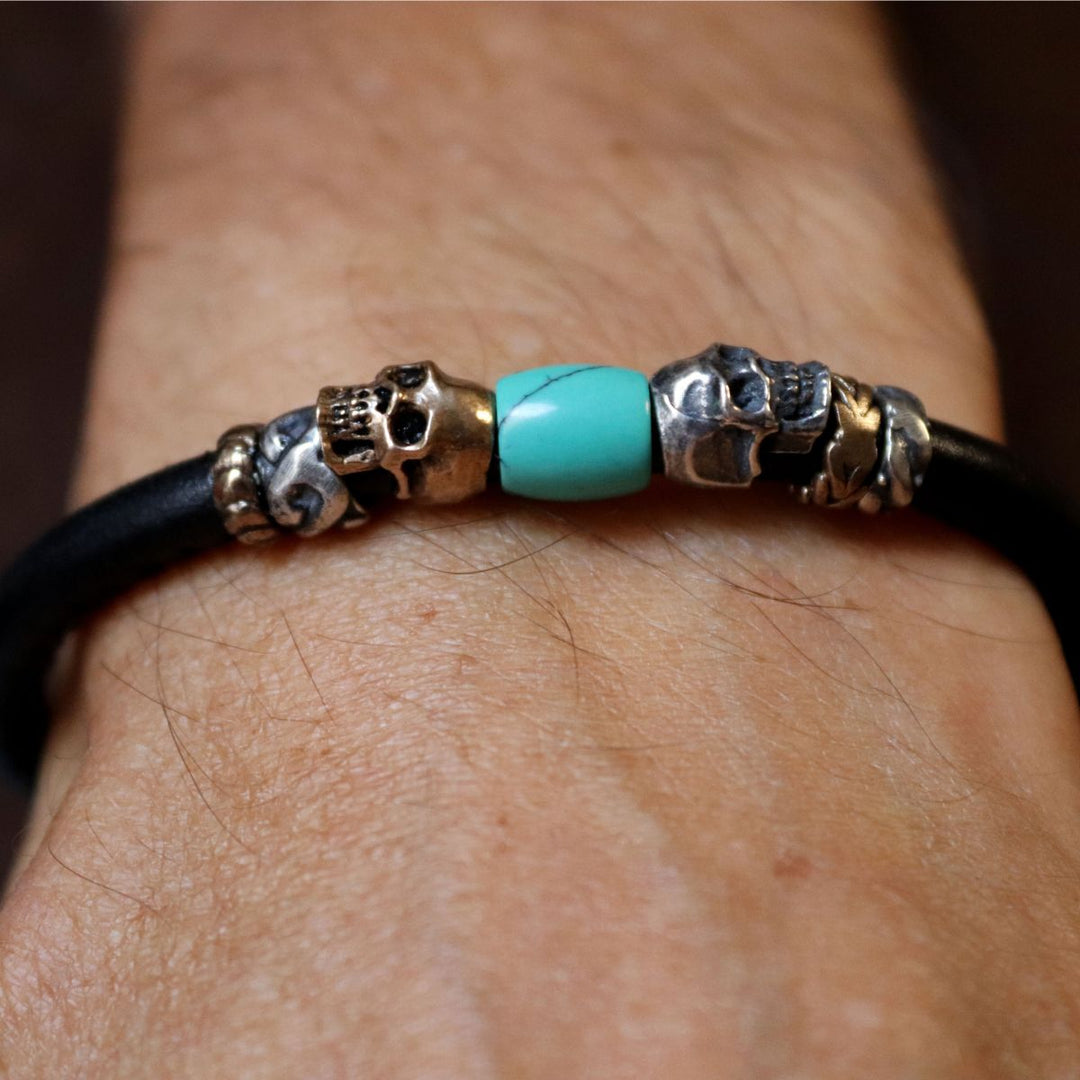 Metsubō leather bracelet with skulls and jade resin