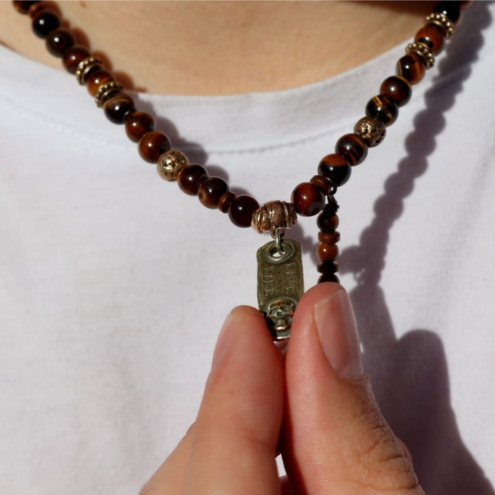 Collar Calavera Cúrcuma "live life" de Ojo de Tigre, Bronce y Plata 925