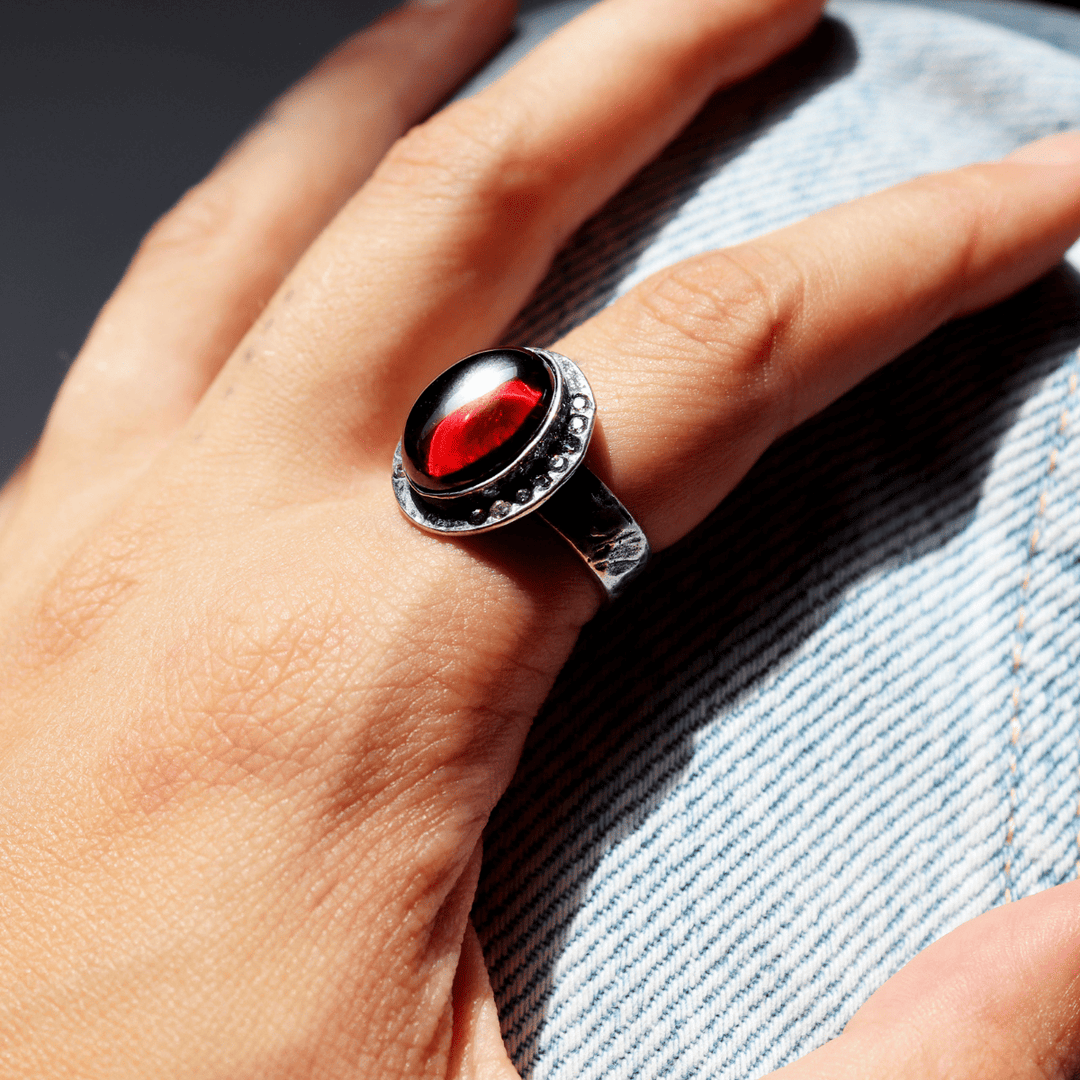 Kurai Damenring aus 925er Silber und Granatstein 