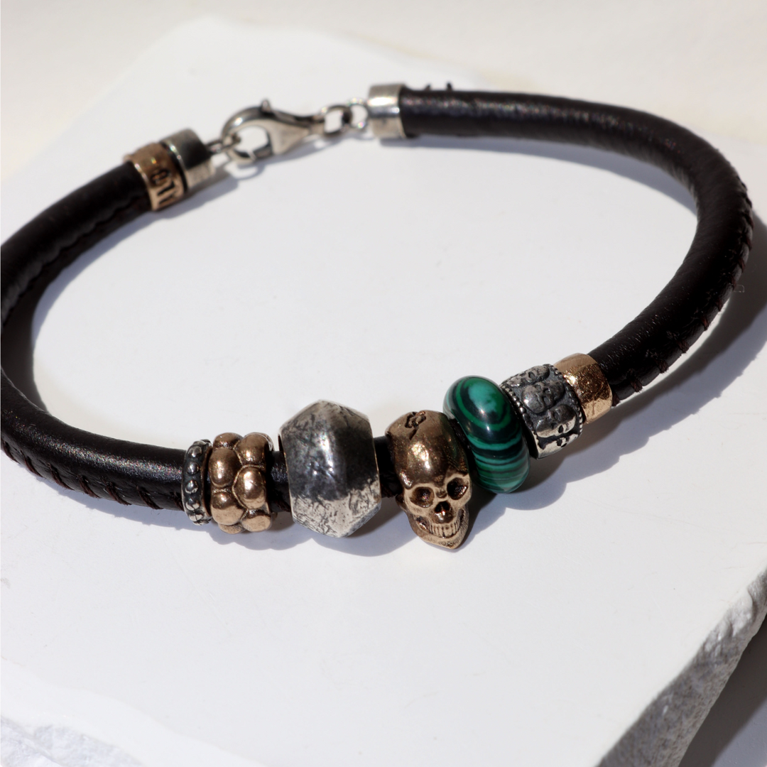 Pulsera Koshin de cuero con calavera de bronce y resina jade