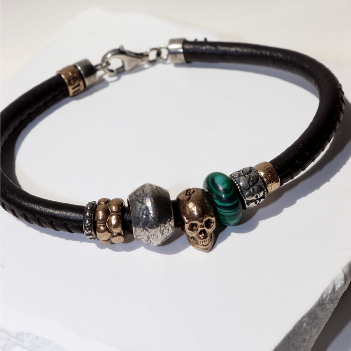 Pulsera Koshin de cuero con calavera de bronce y resina jade