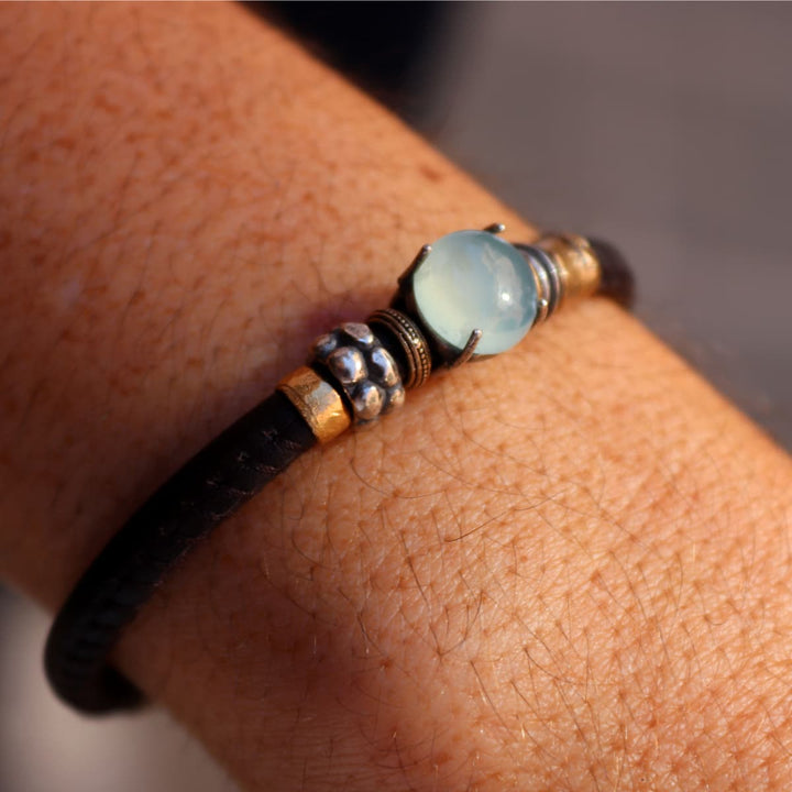 Pulsera Mujer Komyo de cuero y calcedonia verde