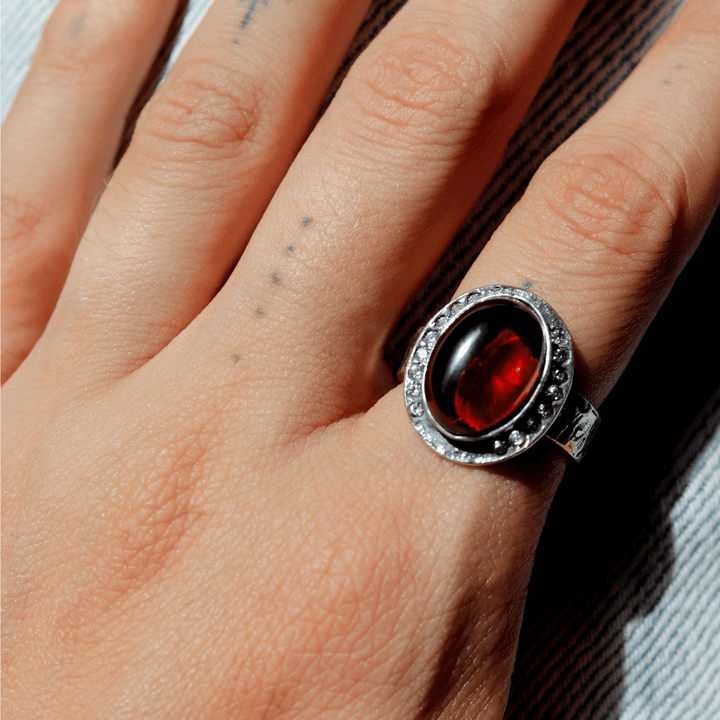 Kurai Damenring aus 925er Silber und Granatstein 