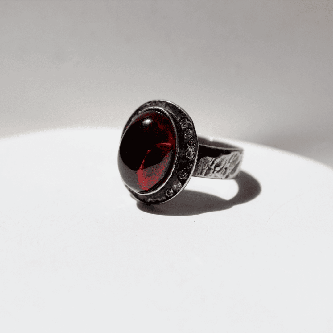 Kurai Damenring aus 925er Silber und Granatstein 