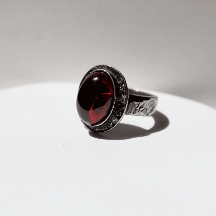 Kurai Damenring aus 925er Silber und Granatstein 