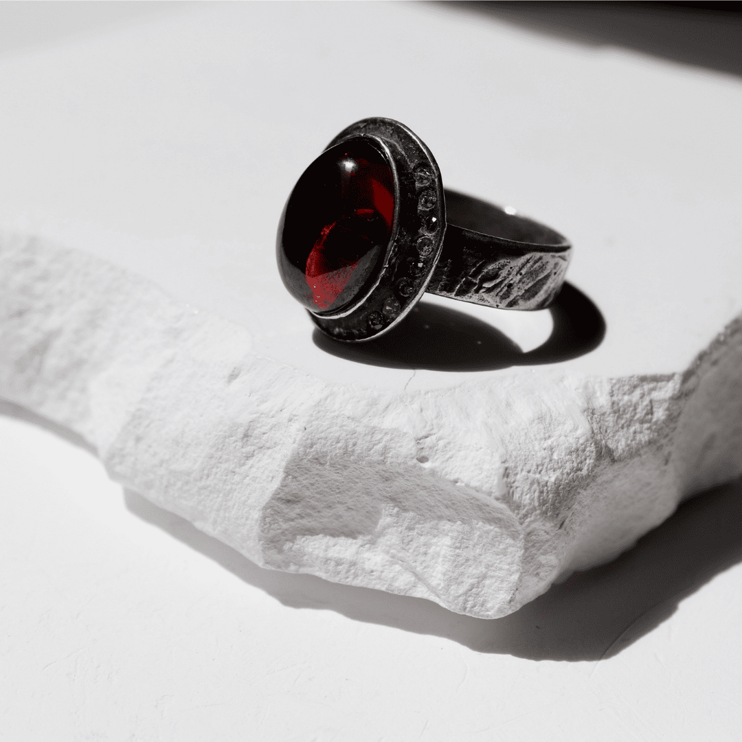 Kurai Damenring aus 925er Silber und Granatstein 