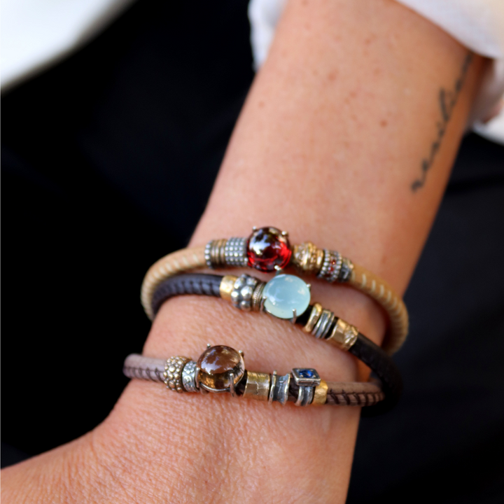 Raku Damenarmband aus Kamelleder und Granatstein