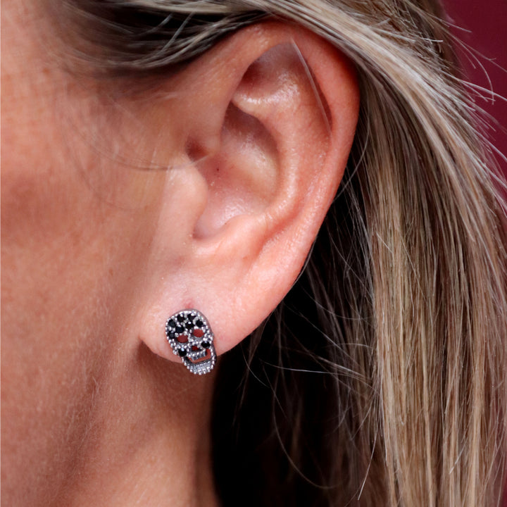 Seikatsu earrings with 925 silver skull and black zirconia