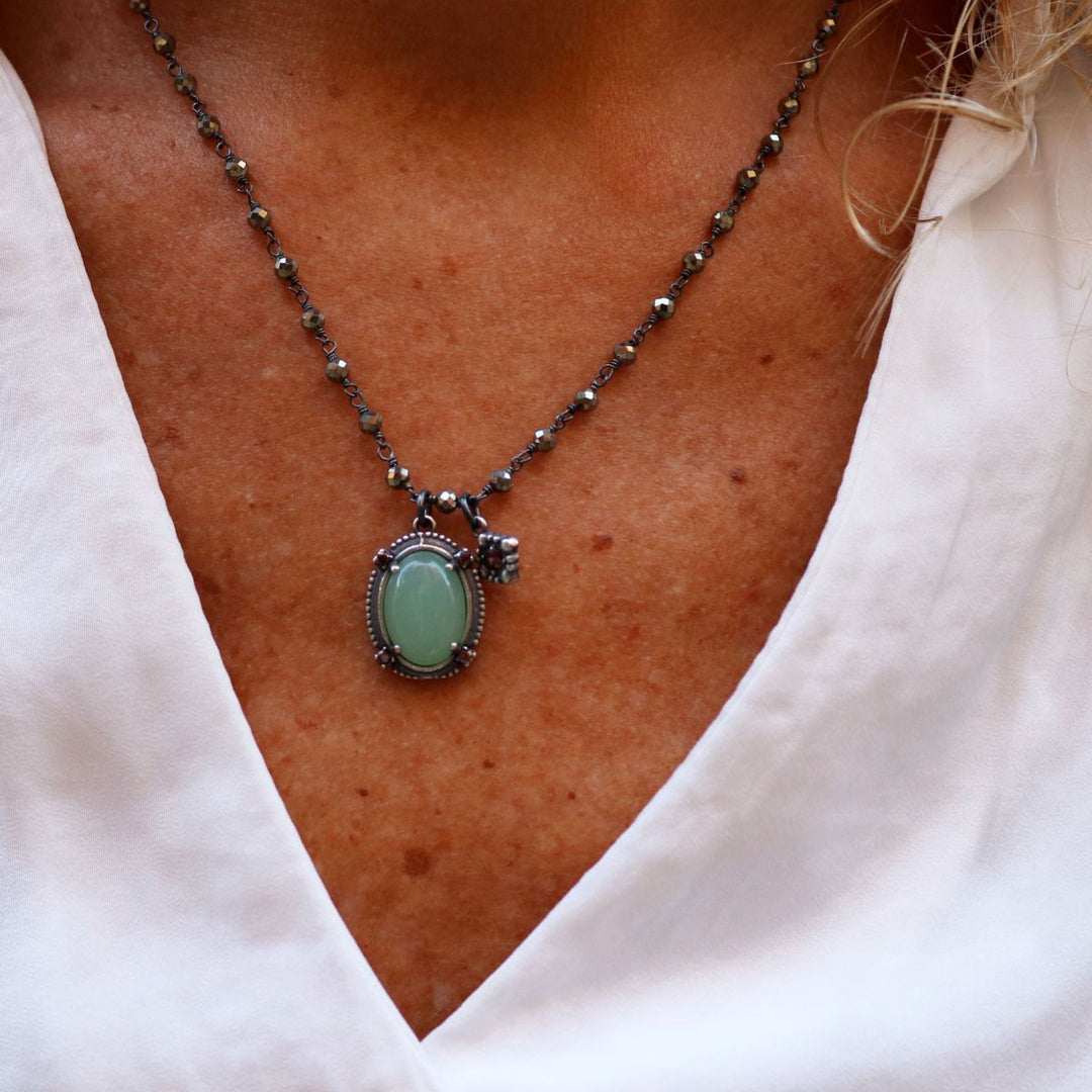 Collar Mujer Meredithe con piedra calcedonia verde