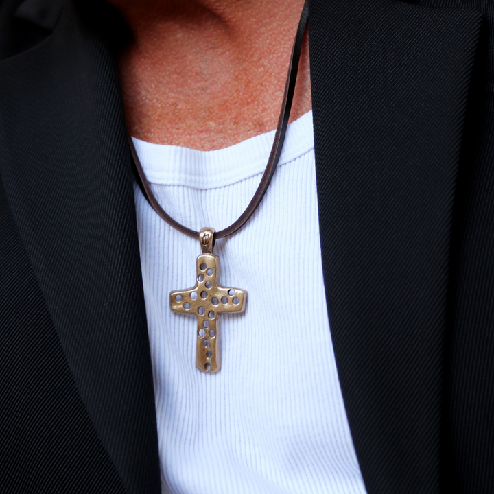 Collar Hombre Kurai Yoru de cuero con cruz de bronce