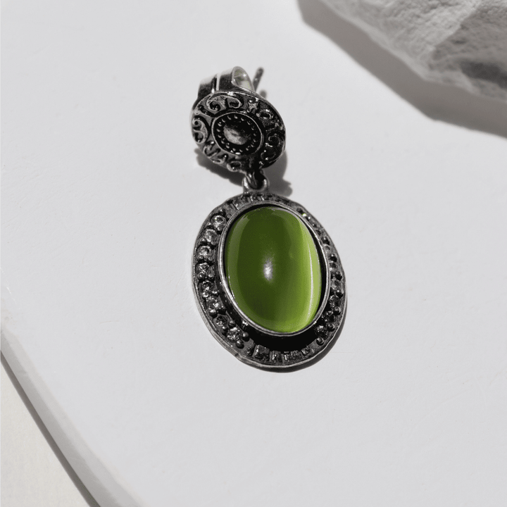 Sei Damenohrringe aus 925er Silber und grünem Stein