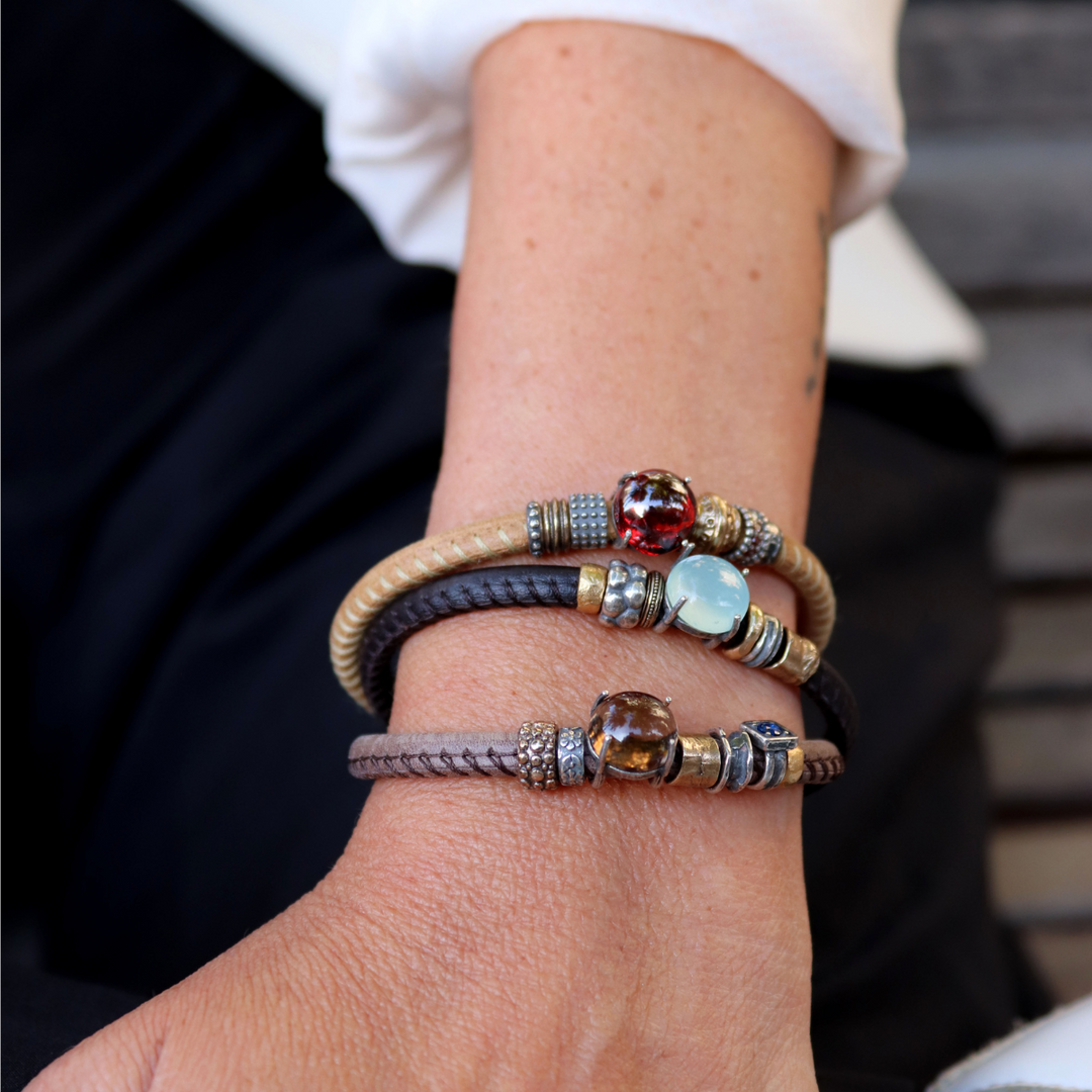 Komyo Damenarmband aus Leder und grünem Chalcedon